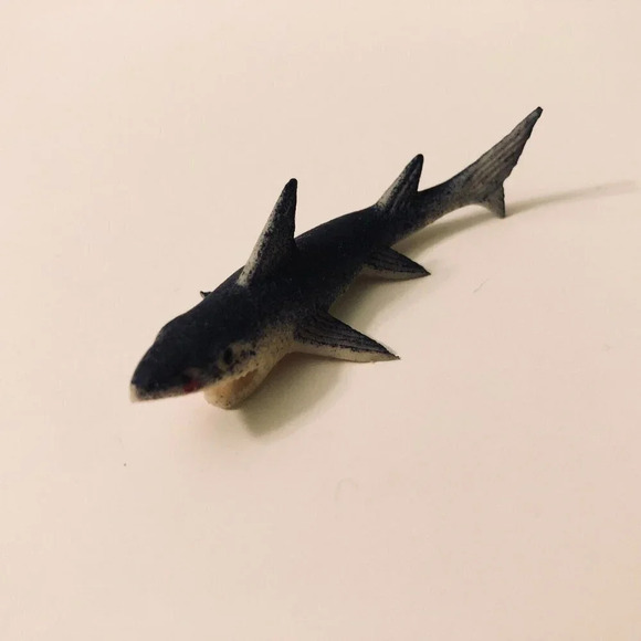 Vintage Small Gigantor Jiggler Rubber Shark 2.5 Inch Long Hong  Kong - Picture 1 of 12